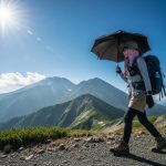 夏の登山には日傘も有効！強い日差しや紫外線を遮り体感温度が下がり日焼けや暑さや熱中症予防対策にもなり高山の稜線歩きも快適に楽しめる軽量の日傘おすすめ10選＋1！ハンズフリーになる傘ホルダーも合わせて紹介！